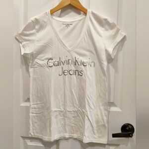🩷🛍️3@$21... Sparkly V- Neck Calvin Klien Tee